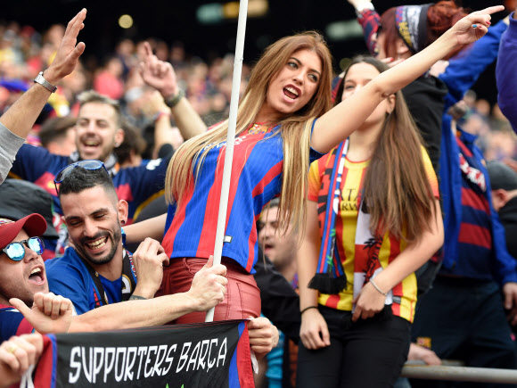3일(현지시간) 스페인 바르셀로나 캄 노우에서 프리메라리가 CF 바르셀로나와 레알 마드리드의 ‘엘클라시코’ 경기가 시작되기 전 바르셀로나 여성팬이 열띤 응원을 펼치고 있다. AFP 연합뉴스