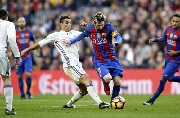 3일(현지시간) 스페인 바르셀로나 캄 노우에서 열린 프리메라리가 CF 바르셀로나와 레알 마드리드의 ‘엘클라시코’ 경기에서 바르셀로나의 리오넬 메시(오른쪽)와 레알 마드리드의 크리스티아누 호날두가 골 다툼을 벌이고 있다. AP 연합뉴스