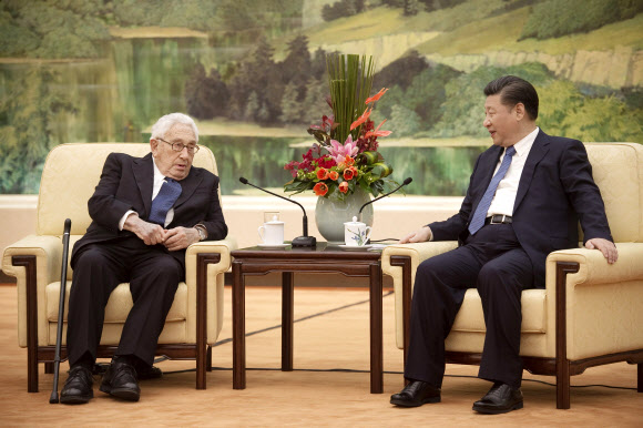 시진핑(習近平·오른쪽) 중국 국가주석과 헨리 키신저(왼쪽) 전 미국 국무장관이 지난 2일 중국 베이징 인민대회당에서 미·중 관계 발전에 대한 의견을 교환하고 있다. 베이징 EPA 연합뉴스