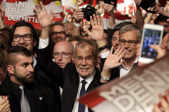 알렉산더 판데어벨렌(가운데) 오스트리아 대선 후보가 4일(현지시간) 실시된 결선투표 초기 개표 결과 극우 자유당의 노르베르트 호퍼 후보를 앞서는 것으로 나타나자 지지자들과 함께 기뻐하고 있다. 빈 AP 연합뉴스