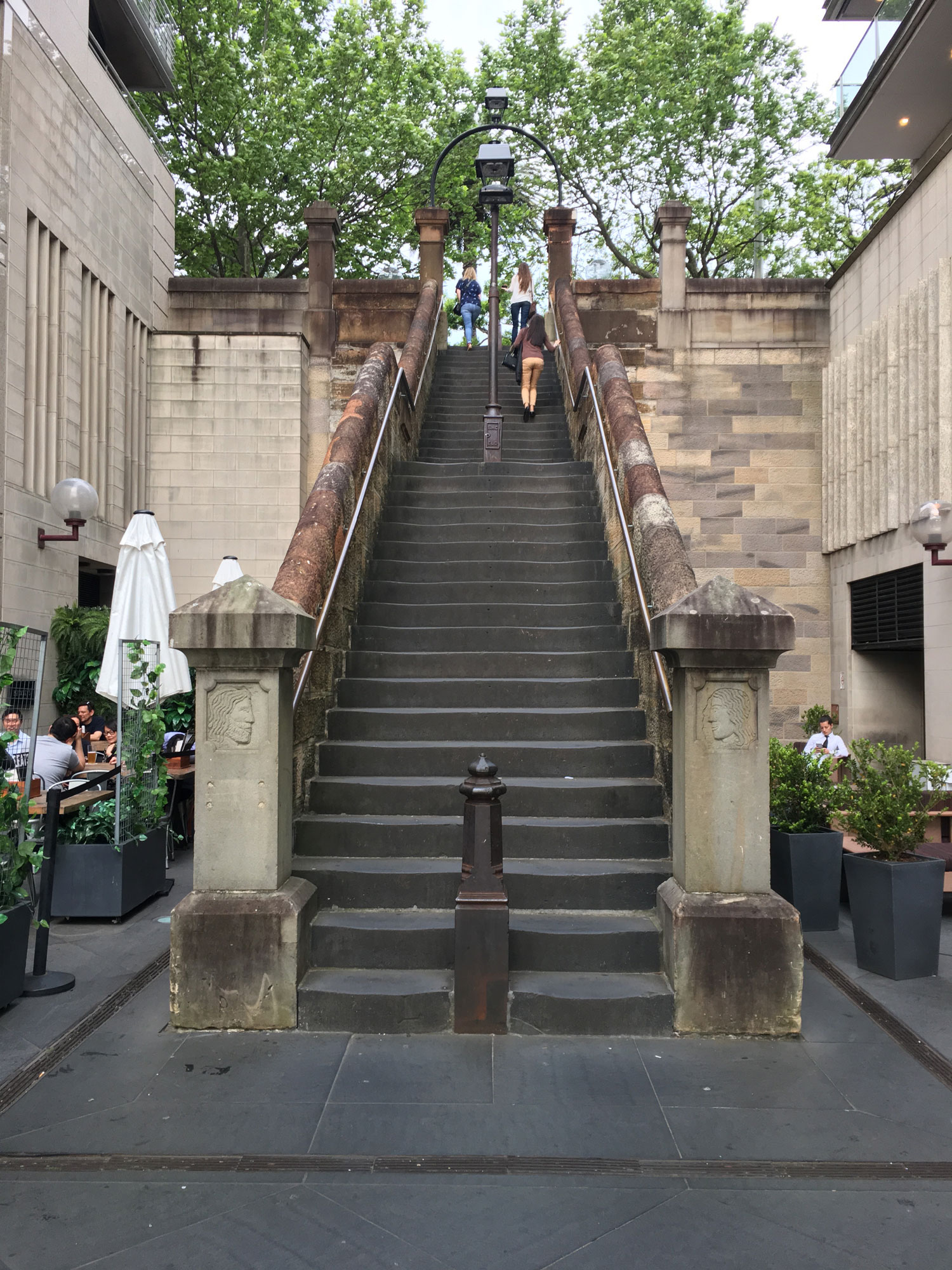 건물 사이에 놓인 오래된 계단. 후면의 공원과 연결된다.  황두진 제공