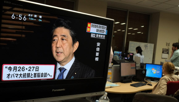 아베 신조 일본 총리가 5일 도쿄 총리관저에서 오는 26일과 27일 미국 하와이를 방문해 75년 전 일본의 진주만 기습으로 인한 희생자를 위령하겠다고 발표하는 모습이 도쿄의 한 사무실에 놓인 TV에서 방송되고 있다. 도쿄 AFP 연합뉴스