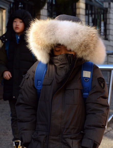쌀쌀한 날씨를 보인 6일 오전 서울 서대문구 서울미동초등학교 학생들이 몸을 움츠린 채 등교하고 있다. 2016.12.6 도준석 pado@seoul.co.kr