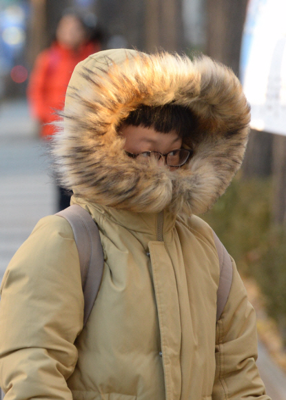 쌀쌀한 날씨를 보인 6일 오전 서울 미동초등학교 어린이들이 몸을 움츠린 채 등교하고 있다. 2016.12.6 도준석 pado@seoul.co.kr