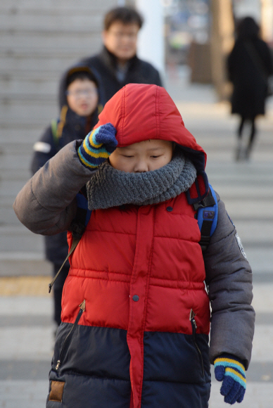 쌀쌀한 날씨를 보인 6일 오전 서울 서대문구 서울미동초등학교 학생들이 모자를 눌러쓴 채 등교하고 있다. 2016.12.6 도준석 pado@seoul.co.kr