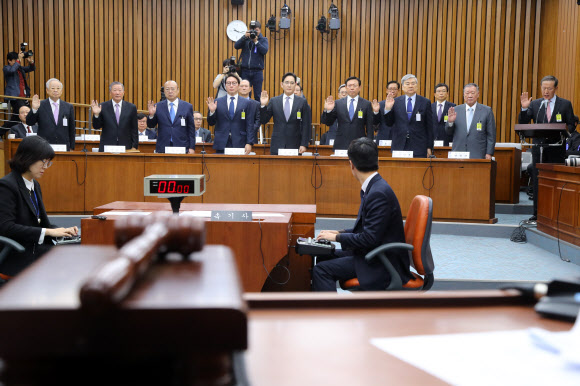 증인 선서하는 재계