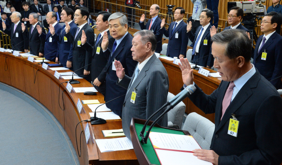 6일 국회에서 열린 박근혜-최순실 게이트 국정조사 특별위원회의 1차 청문회에 출석한 허창수 전경련 회장, 정몽구 현대기아차 회장, 조양호 한진그룹 회장, 신동빈 롯데그룹 회장, 이재용 삼성그룹 부회장, 최태원 SK그룹 회장, 김승연 한화그룹 회장, 구본무 LG그룹 회장, 손경식 CJ그룹 회장이 증인선서를 하고 있다. 2016. 12. 06 정연호 기자 tpgod@seoul.co.kr