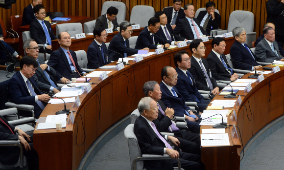 6일 서울 여의도 국회에서 열린  ’최순실 국정농단 게이트’ 진상규명을 위한 국정조사 특위 청문회에서  오전질의 후 정회되자 참석한 기업인들이 자리를 정리하고 있다.  2016.12.6  정연호 기자 tpgod@seoul.co.kr