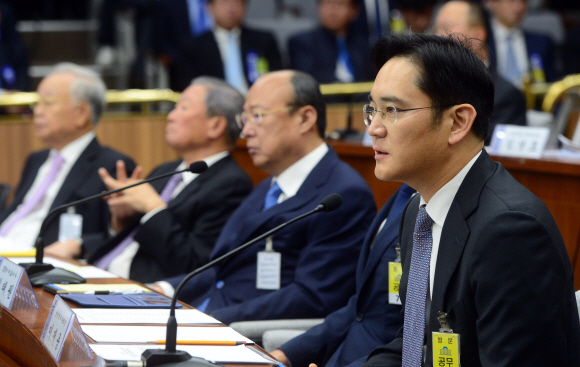 ’최순실 국정농단 게이트’ 진상규명을 위한 국정조사 특위 청문회에서 이재용 삼성전자 부회장이 의원들의 질의에 답하고 있다.  2016. 12. 6 정연호 기자 tpgod@seoul.co.kr