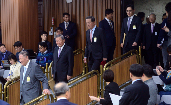 ’최순실 국정농단 게이트’ 진상규명을 위한 국정조사 특위 청문회에서 기업총수들의 청문회장으로 들어서고 있다.  2016. 12. 6 정연호 기자 tpgod@seoul.co.kr
