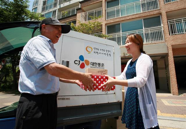 서울시내 한 아파트 단지 내에서 CJ대한통운 실버택배 직원이 물품을 배달하고 있는 모습. CJ대한통운 제공