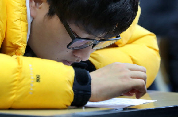 2017학년도 대학수학능력시험 성적표 배부일인 7일 오전 서울 영등포구 여의도고등학교에서 3학년 학생들이 성적표를 확인하고 있다.   연합뉴스