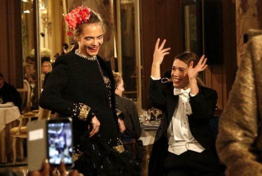 모델 겸 배우 카라 델레바인이 6일(현지시간) 프랑 파리에서 열린 패션 하우스 샤넬의 공방 패션쇼에서 런웨이 중 웃음을 터뜨리고 있다.<br>AP 연합뉴스