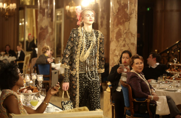 6일(현지시간) 프랑 파리에서 열린 패션 하우스 샤넬 공방 패션쇼에서 모델이 런웨이를 걷고 있다. AP 연합뉴스