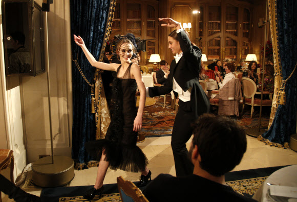 6일(현지시간) 프랑 파리에서 열린 패션 하우스 샤넬의 공방 패션쇼에서 모델이 춤을 추며 런웨이를 걷고 있다. AP 연합뉴스