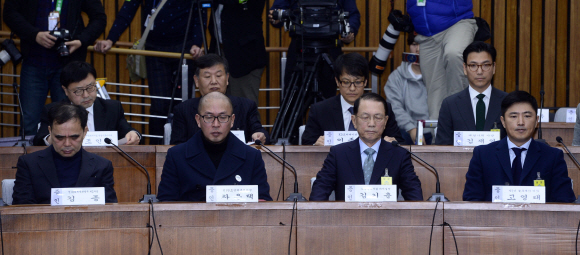 7일 오전 국회에서 열린 최순실 국정농단 의혹 진상규명을 위한 국정조사 특위 2차 청문회에서 김종 전 문체부 2차관(왼쪽부터), 차은택 전 창조경제추진단장, 김기춘 전 청와대 비서실장, 고영태 전 더블루케이 이사가 나란히 앉아 있다.  박지환 기자 popocar@seoul.co.kr