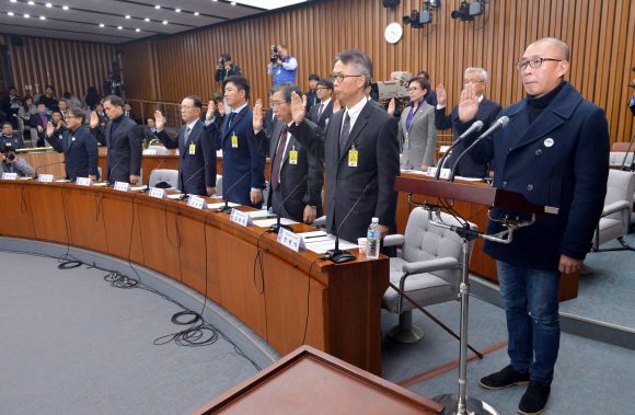 7일 오전 서울 여의도 국회에서 열린 최순실 국정농단 의혹 진상규명을 위한 국정조사 특별위원위 2차 청문회에 출석한 김기춘 전 청와대 비서실장, 차은택(앞줄 오른쪽) 전 창조경제추진단장 등 증인들이 증인선서를 하고 있다.  박지환 기자 popocar@seoul.co.kr