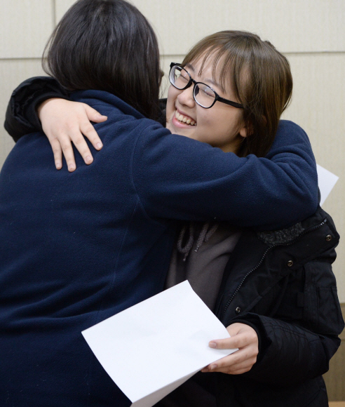 2017학년도 대학수학능력시험 성적표가 배부된 7일 서울 중구 이화여자외국어고등학교에서 학생들이 성적표를 확인하고 서로를 격려하고 있다. 박윤슬 기자 seul@seoul.co.kr