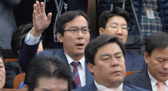 박근혜 대통령에 대한 탄핵소추안 표결이 있는 9일 국회에서 열린 새누리당 의원총회에서 김영우 의원이 회의진행에 이의를 제기 하고 있다.  이종원 선임기자 jongwon@seoul.co.kr