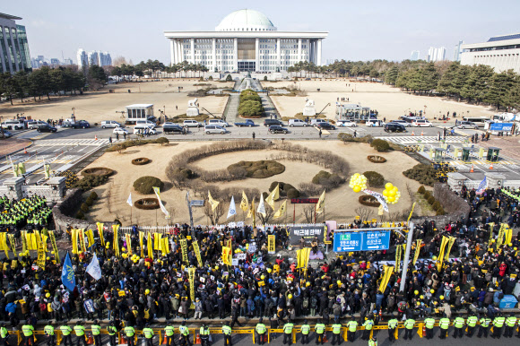<탄핵표결> 국회 앞에서 열린 탄핵촉구 집회