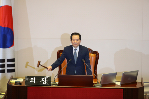 정세균 국회의장이 9일 오후 국회에서 열린 본회의에서 박근혜 대통령 탄핵소추안을 상정하고 있다.  이종원 선임기자 jongwon@seoul.co.kr