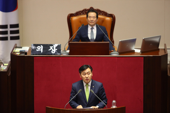국민의당 김관영 의원이 9일 오후 국회에서 열린 본회의에서 박근혜 대통령 탄핵소추안 제안설명하고 있다. 이종원 선임기자 jongwon@seoul.co.kr