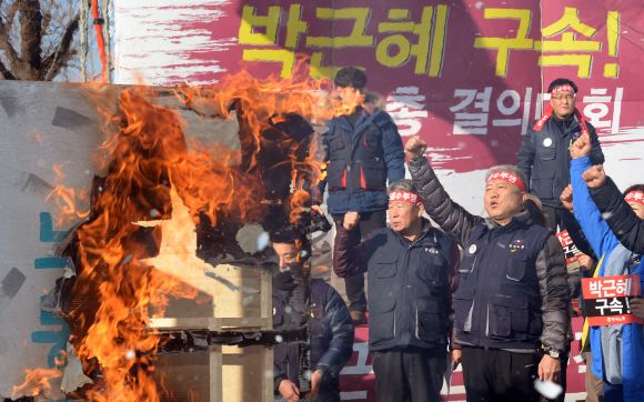 9일 서울 여의도 국회앞에서 열린 한국노총 집회에 참석한 노조원들이 화형식을 진행하고 있다.   박지환 기자 popocar@seoul.co.kr