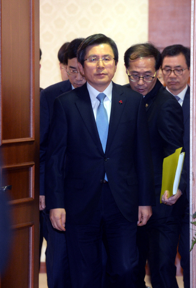 9일 오후 탄핵이 가결된 직후 황교안 국무총리가 청와대에서 소집한 국무회의에 참석하기 위해 총리실을 나서고 있다 강성남 선임기자 snk@seoul.co.kr