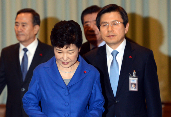 마지막 국무위원 간담회 주재하기 위해 입장는 박 대통령