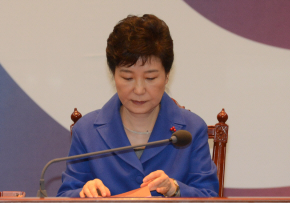 탄핵소추된 9일 박근혜 대통령이 청와대에서 국무위원 간담회를 소집해 발언하고있다.  안주영 기자 jya@seoul.co.kr