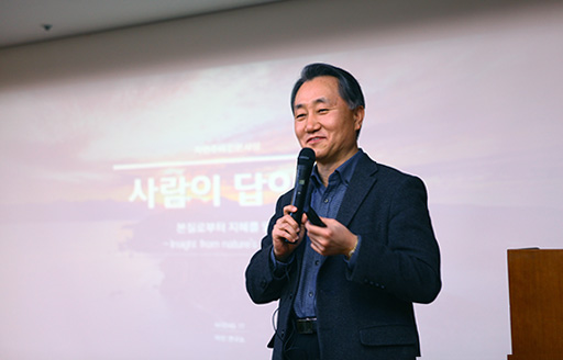 8일 서울 충무로 세종호텔에서 열린 세종포럼 조찬특강에서 이형우 마이다스아이티 대표가 ‘본질기반경영-사람이 답이다’라는 주제의 강연을 하고 있다. 2016-12-08 세종연구원 제공