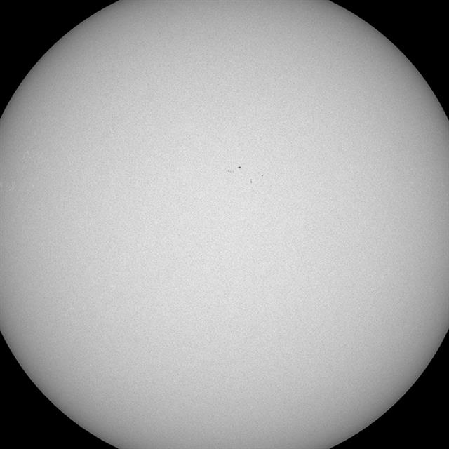 지난달 14~18일 SDO에 촬영된 태양의 모습. 거의 점 하나 보이지 않을 만큼 깨끗하다. 출처:Solar Dynamics Observatory, NASA