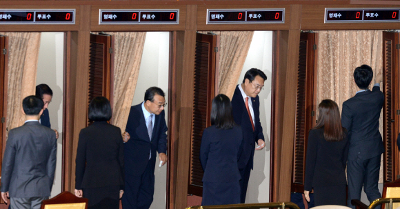 박근혜 대통령에 대한 탄핵이 가결된 9일 국회 본회의장에서 새누리당 이정현(왼쪽 두 번째 투표소) 대표와 정진석(세 번째 투표소) 원내대표가 기표를 마친 뒤 투표소를 나오고 있다. 이종원 선임기자 jongwon@seoul.co.kr
