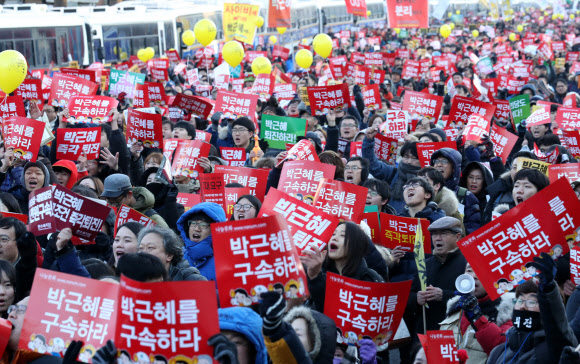 박근혜 대통령 퇴진 촉구 7차 촛불집회가 예정된 10일 오후 시민들이 구호를 외치며 청와대 방면으로 포위행진을 하고 있다. 2016-12-10  사진= 연합뉴스 