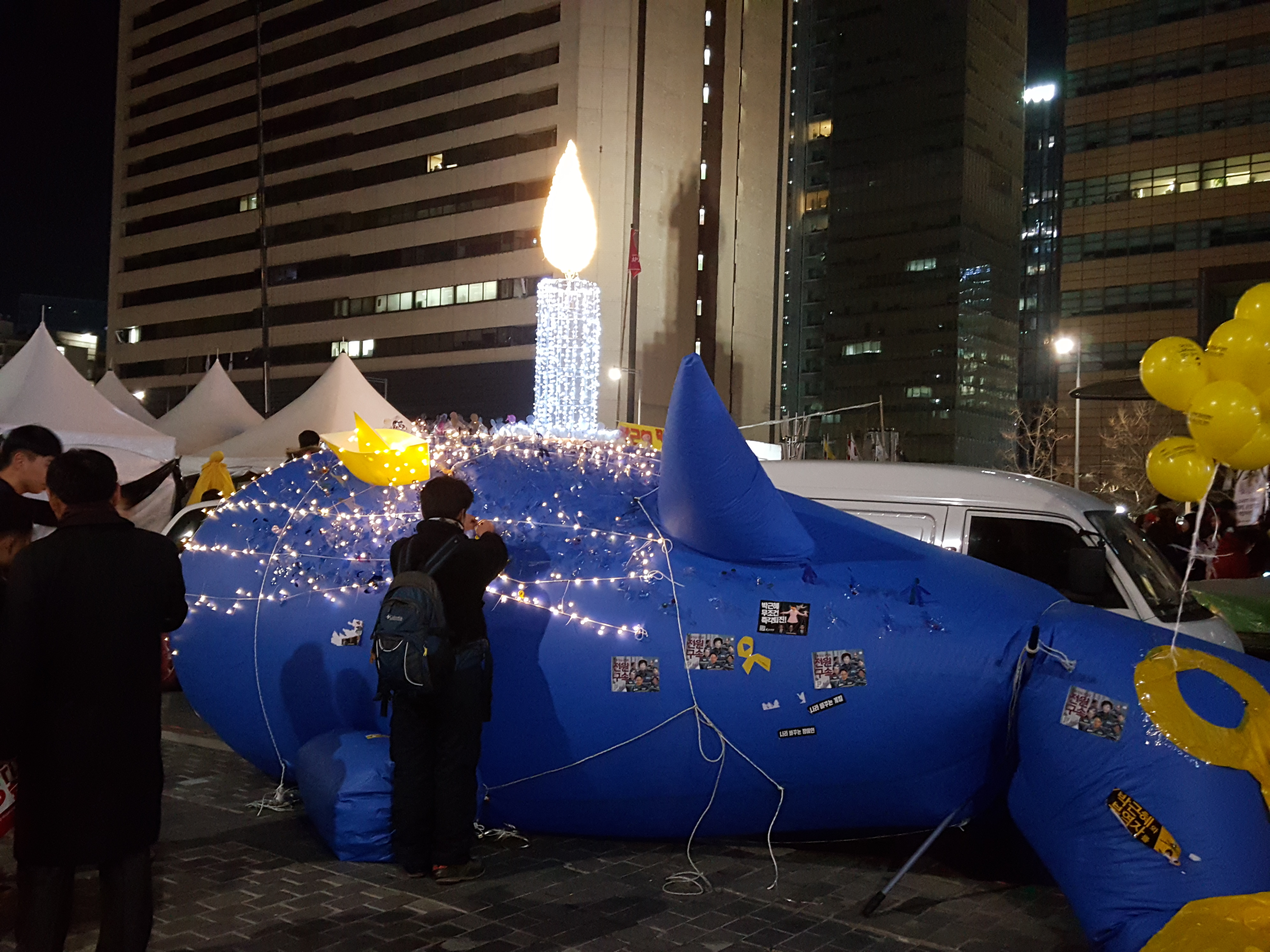 세월호 희생자를 추모하는 파란 고래