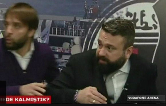 터키 프로축구 베식타스 구단이 운영하는 베식타스 TV 진행자가 11일(현지시간) 부르사스포르와의 리그 경기가 끝난 뒤 방송을 진행하다 폭발음을 듣고 놀라고 있다.  BBC 동영상 캡처 