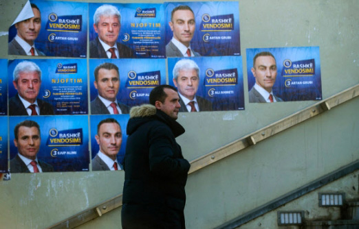 마케도니아 총선이 치러진 11일 한 시민이 총선 포스터가 붙어있는 벽을 지나고 있다. AFP 연합뉴스