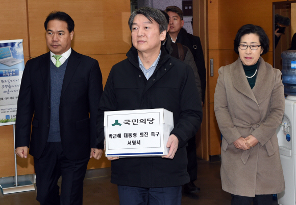 안철수 전 국민의당 상임대표가 12일 오전 헌법재판소 민원실을 방문해 박근혜 대통령 퇴진 촉구 서명 30만건을 전달했다. 이언탁 기자 utl@seoul.co.kr