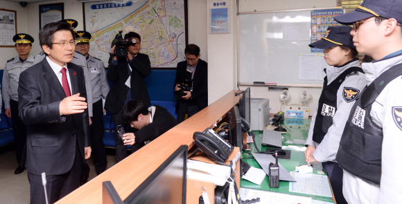황교안 대통령권한대행이 13일 서울 영등포경찰서 중앙지구대를 방문해 일선 경찰들과 대화를 나누고 있다.  안주영 기자 jya@seoul.co.kr