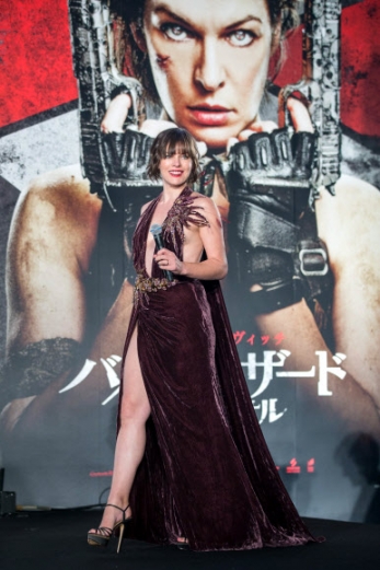 헐리우드 스타 밀라 요보비치가 23일 일본 도쿄에서 열린 영화 ‘레지던트 이블:파멸의 날(Resident Evil: The Final Chapter)’ 세계 첫 시사회에 참석해 포즈를 취하고 있다.<br>EPA 연합뉴스