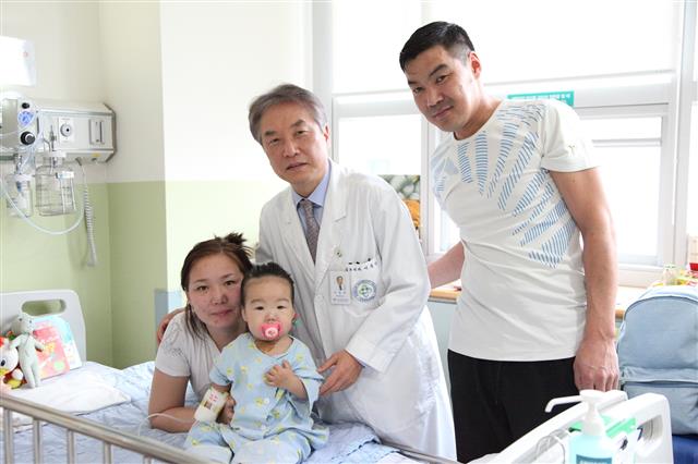 바트후양 올렌소론고를 수술한 서동만 교수(왼쪽 세번째)가 지난 1월 아이 가족과 서울 광진구 건국대병원 병실에서 찍은 사진. 건국대병원 제공