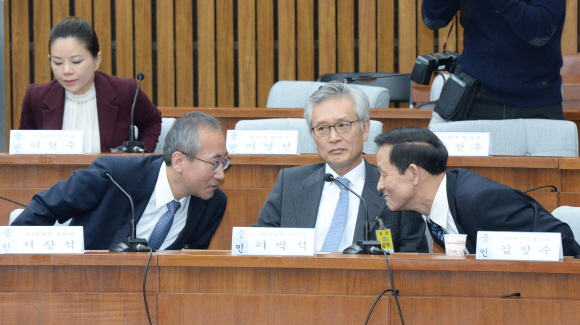 14일 오전 서울 여의도 국회에서 열린 국정조사 특위 3차 청문회에 증인으로 출석한 서창석(왼쪽) 전 청와대 주치의가 김장수(오른쪽) 전 국가안보실장과 이야기를 나누고 있다. 이종원 선임기자 jongwon@seoul.co.kr