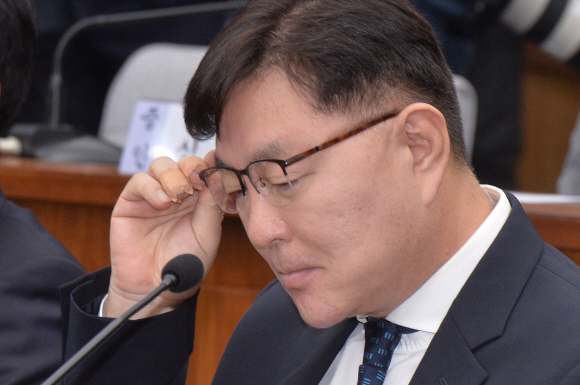 김영재의원 원장이 14일 국회에서 열린 3차 청문회에서 의원들의 질문에 답하면서 안경을 만지고 있다. 이종원 선임기자 jongwon@seoul.co.kr