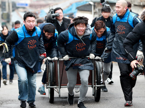 “연탄 나르며 축구 사랑 전해요” 