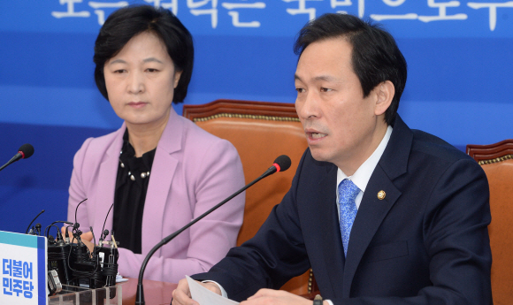 더불어민주당 우상호(오른쪽) 원내대표가 16일 국회 당대표실에서 열린 최고위원회의에서 발언하고 있다.  이종원 선임기자 jongwon@seoul.co.kr