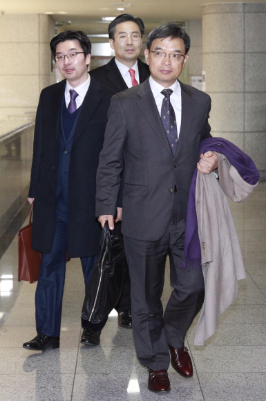 이중환 변호사(오른쪽)를 비롯한 탄핵심판 대통령 법률 대리인단이 16일 오후 서울 종로구 헌법재판소 민원실에 답변서를 제출한 뒤 브리핑을 하기 위해 회의실로 들어서고 있다.  손형준 기자 boltagoo@seoul.co.kr