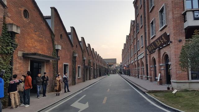 옛 도자기 공장 건물을 그대로 쓰고 있는 타오시촨 거리 모습. 붉은 건물 안에는 저마다 도자기를 생산하고 판매하는 스튜디오가 입주해 있다.
