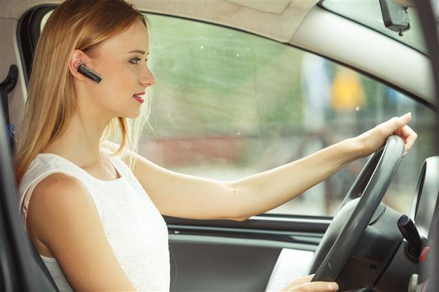운전 중 핸즈프리를 이용할 때의 위험도가 휴대전화를 손에 들고 운전할 때와 크게 다르지 않다는 연구 결과가 공개됐다. 출처:123rf