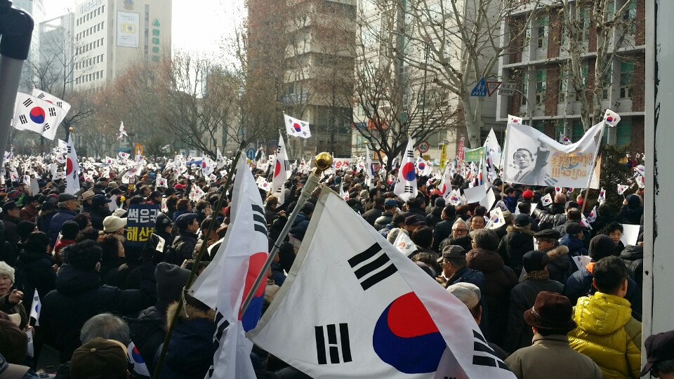 ‘박사모’ 등 보수단체 朴탄핵안 가결 규탄 집회