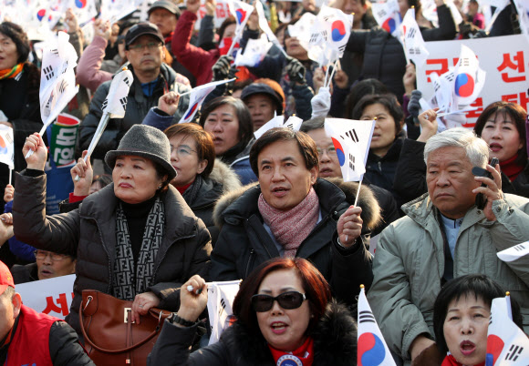 “탄핵반대” 맞불집회서 구호 외치는 김진태